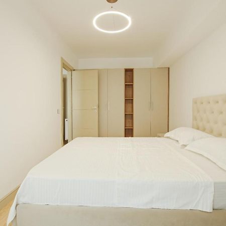 Himson-Beige Apartment Iasi Bagian luar foto