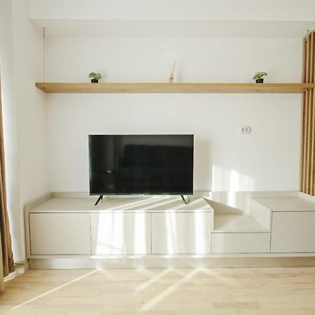 Himson-Beige Apartment Iasi Bagian luar foto