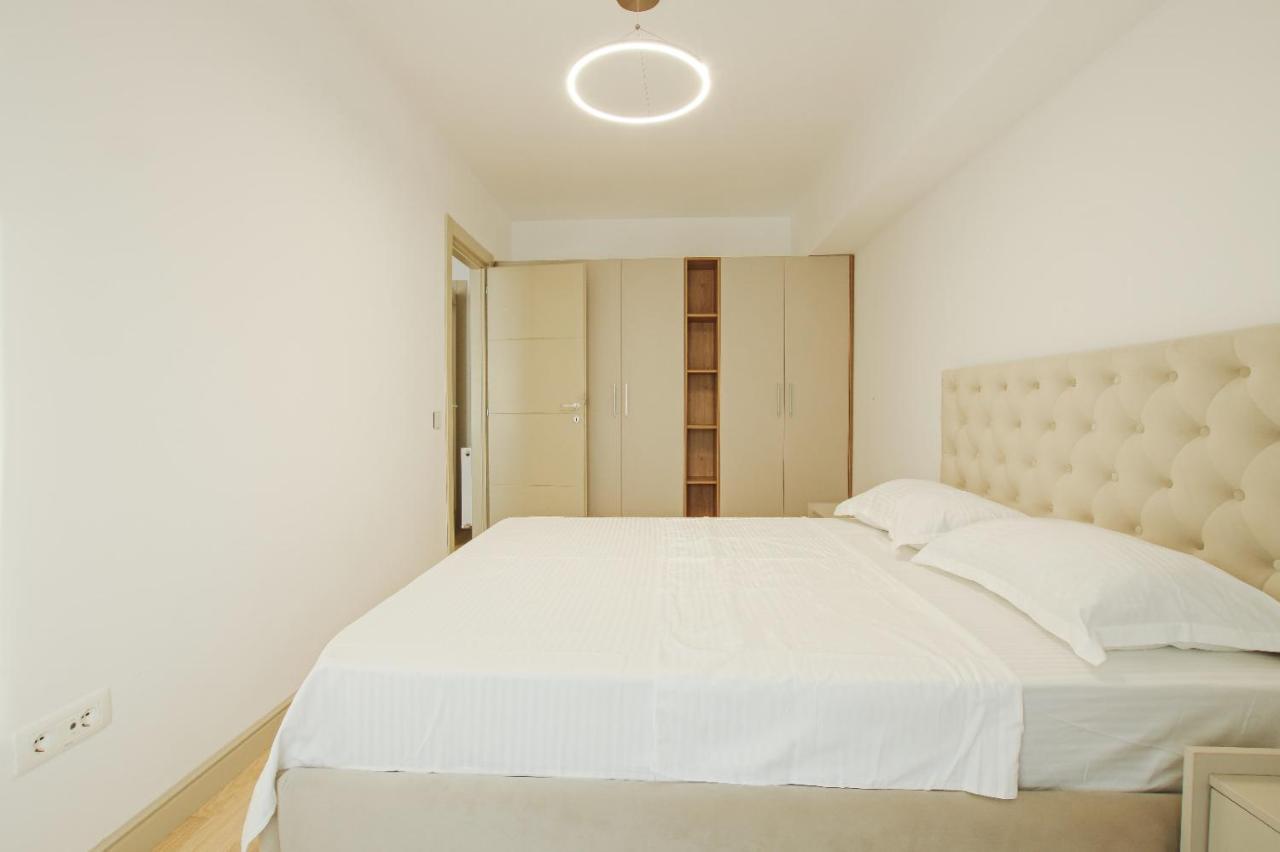Himson-Beige Apartment Iasi Bagian luar foto