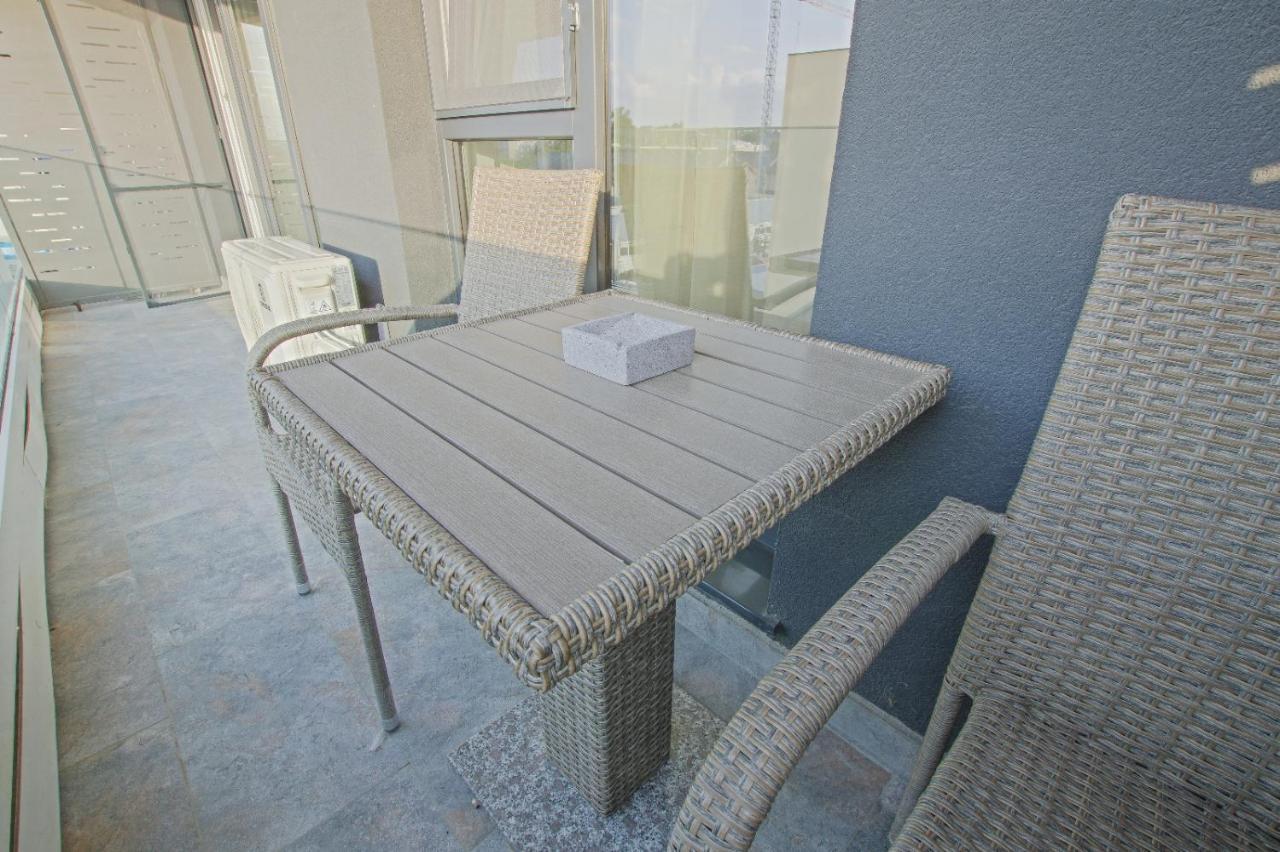 Himson-Beige Apartment Iasi Bagian luar foto