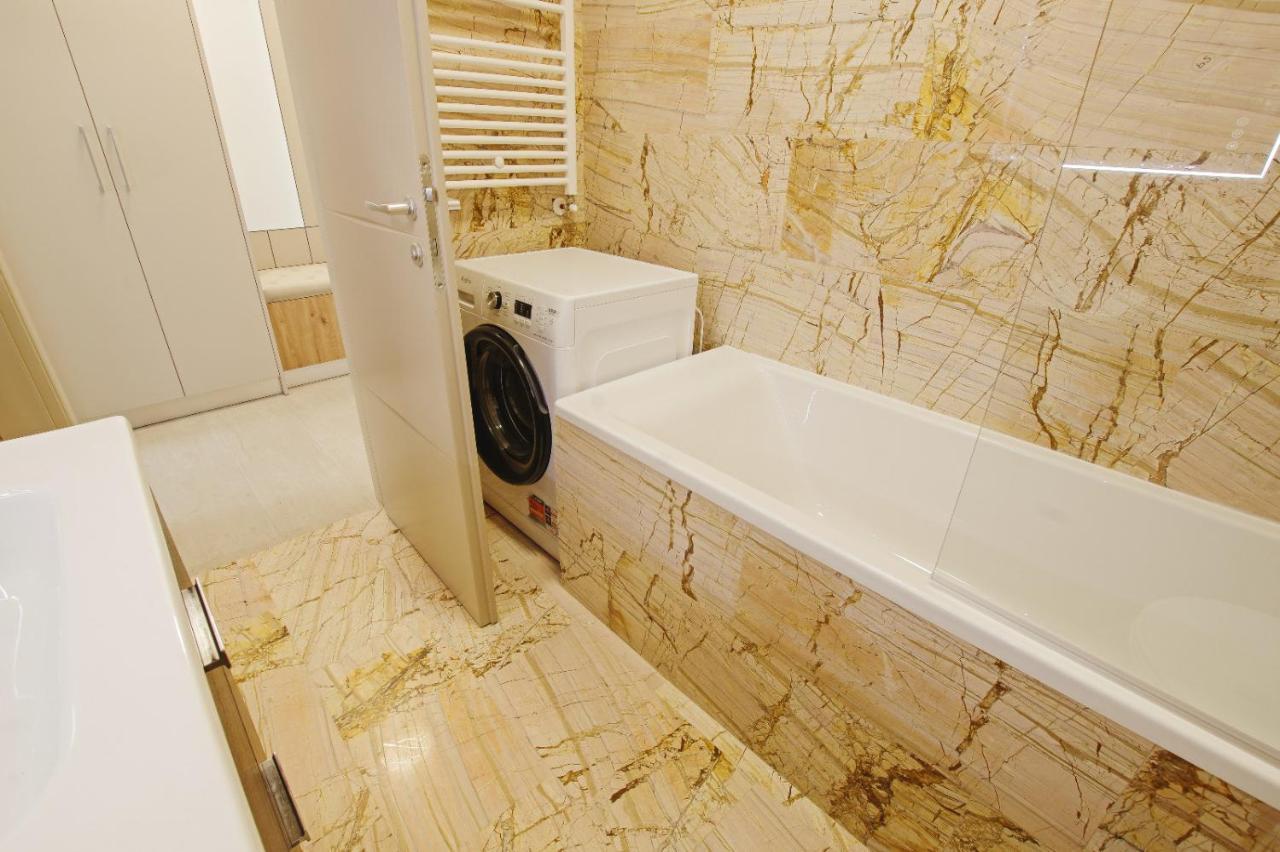 Himson-Beige Apartment Iasi Bagian luar foto
