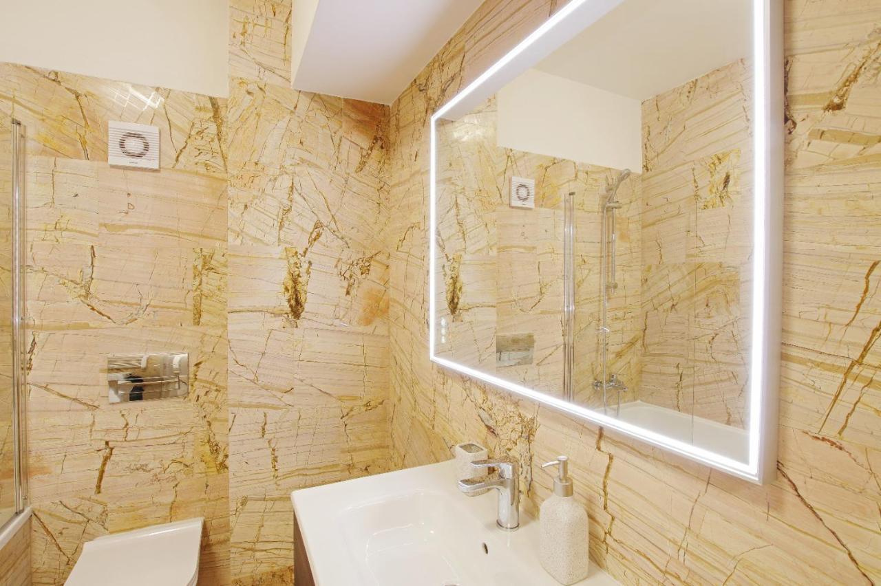 Himson-Beige Apartment Iasi Bagian luar foto