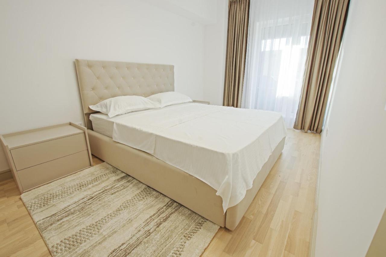 Himson-Beige Apartment Iasi Bagian luar foto
