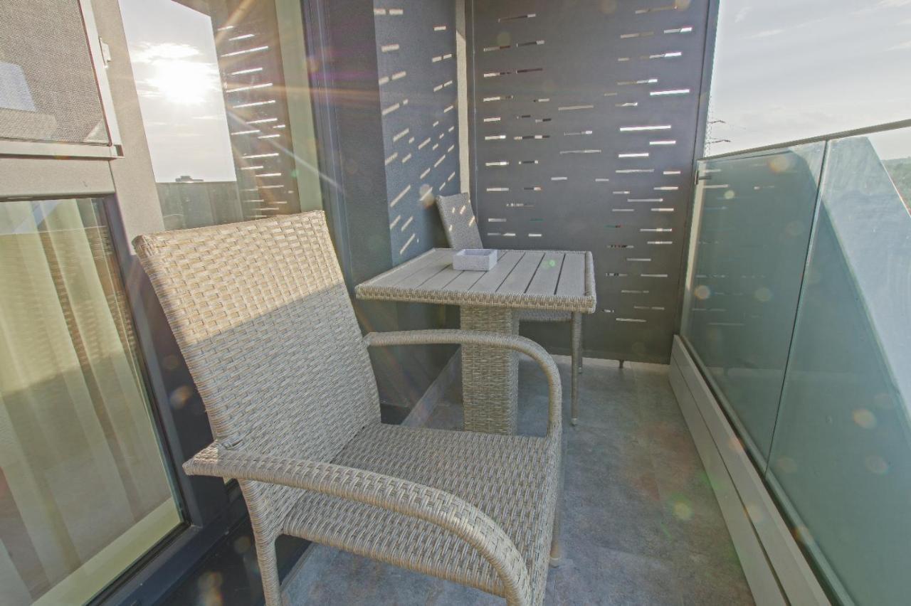 Himson-Beige Apartment Iasi Bagian luar foto